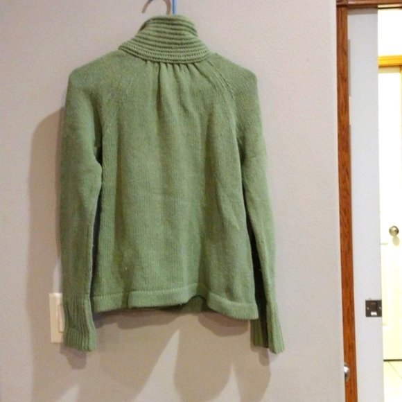 Old Navy Medium Green Sweater. - Picture 7 of 8